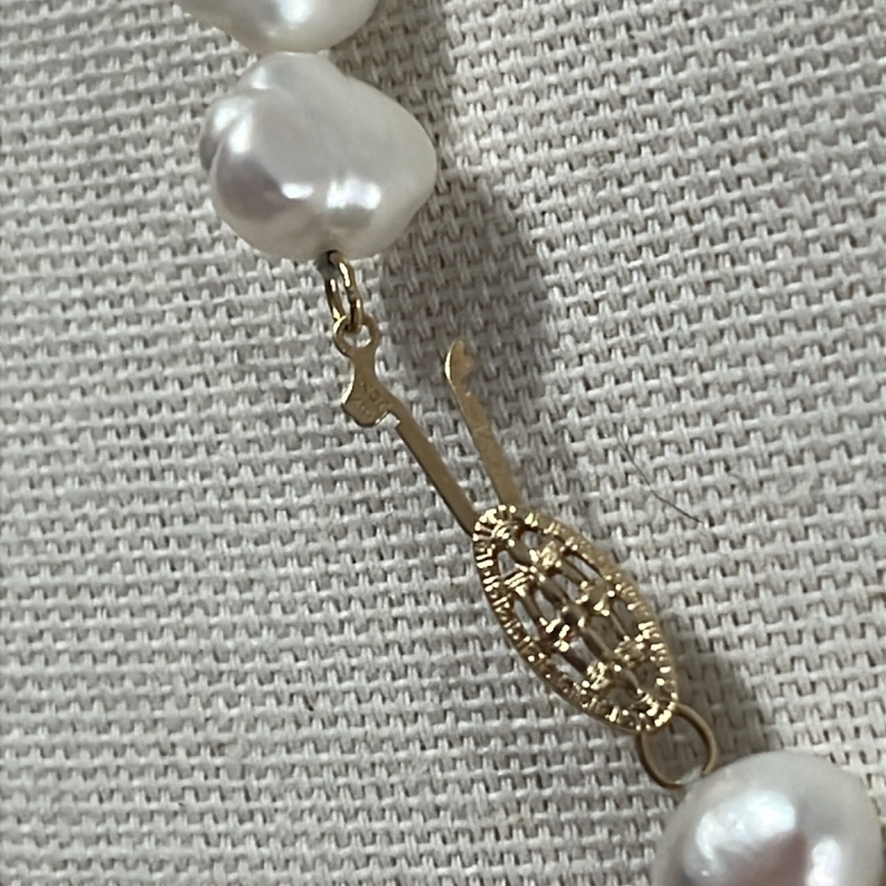 Elegant White Pearl Necklace - Picture 5 of 9